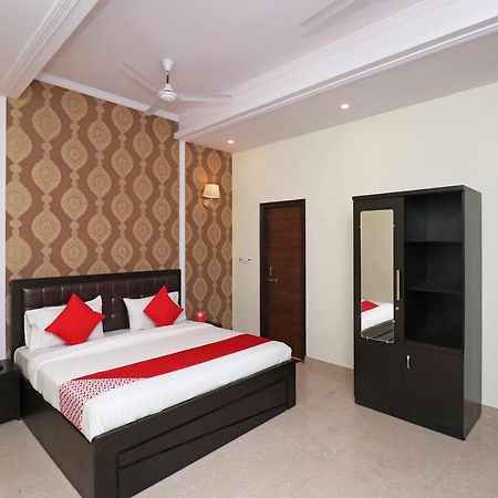 Capital O Hotel Royal Inn Near Gomti Riverfront Park Lakhnau Kültér fotó