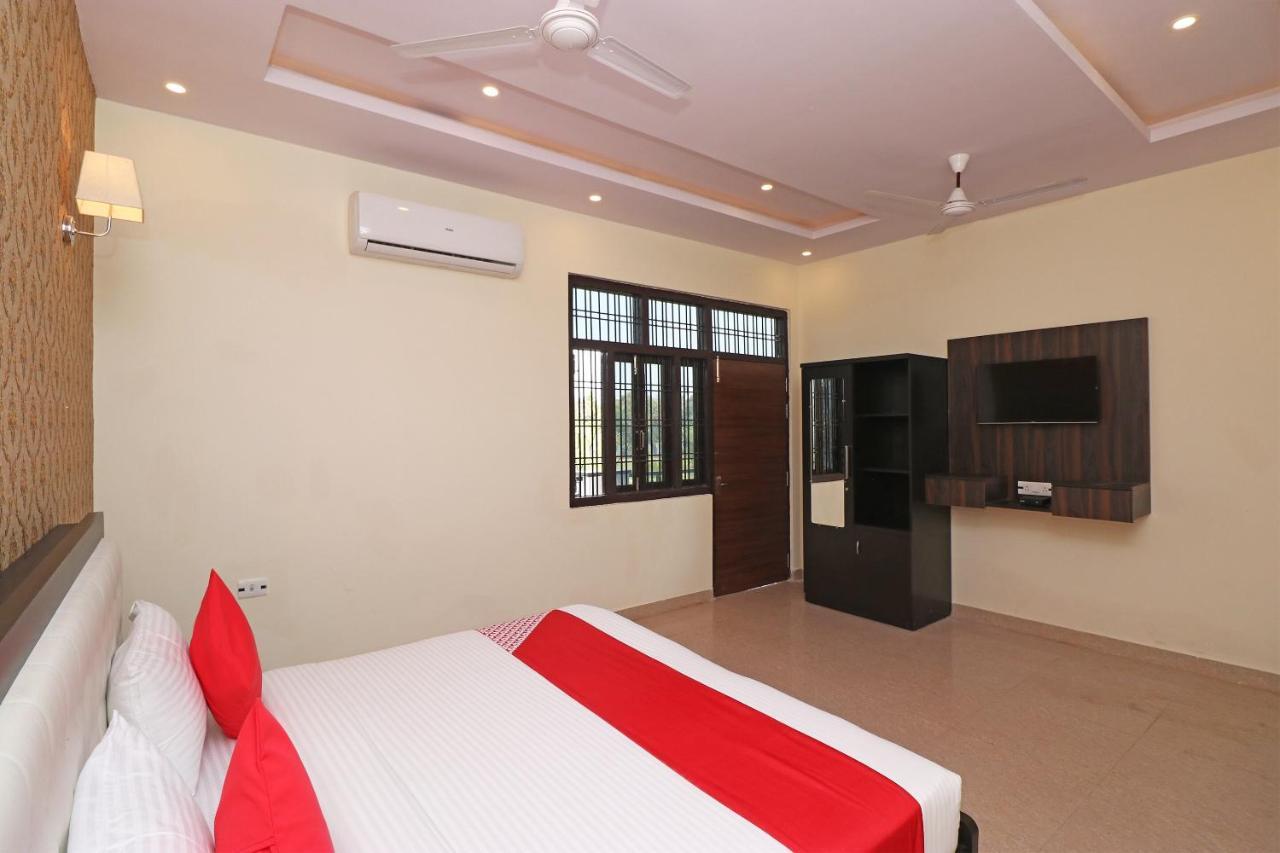 Capital O Hotel Royal Inn Near Gomti Riverfront Park Lakhnau Kültér fotó