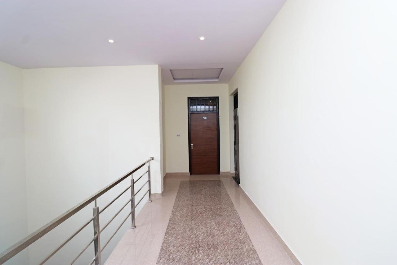 Capital O Hotel Royal Inn Near Gomti Riverfront Park Lakhnau Kültér fotó