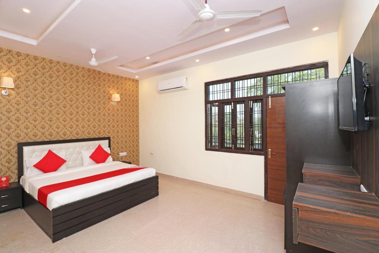 Capital O Hotel Royal Inn Near Gomti Riverfront Park Lakhnau Kültér fotó