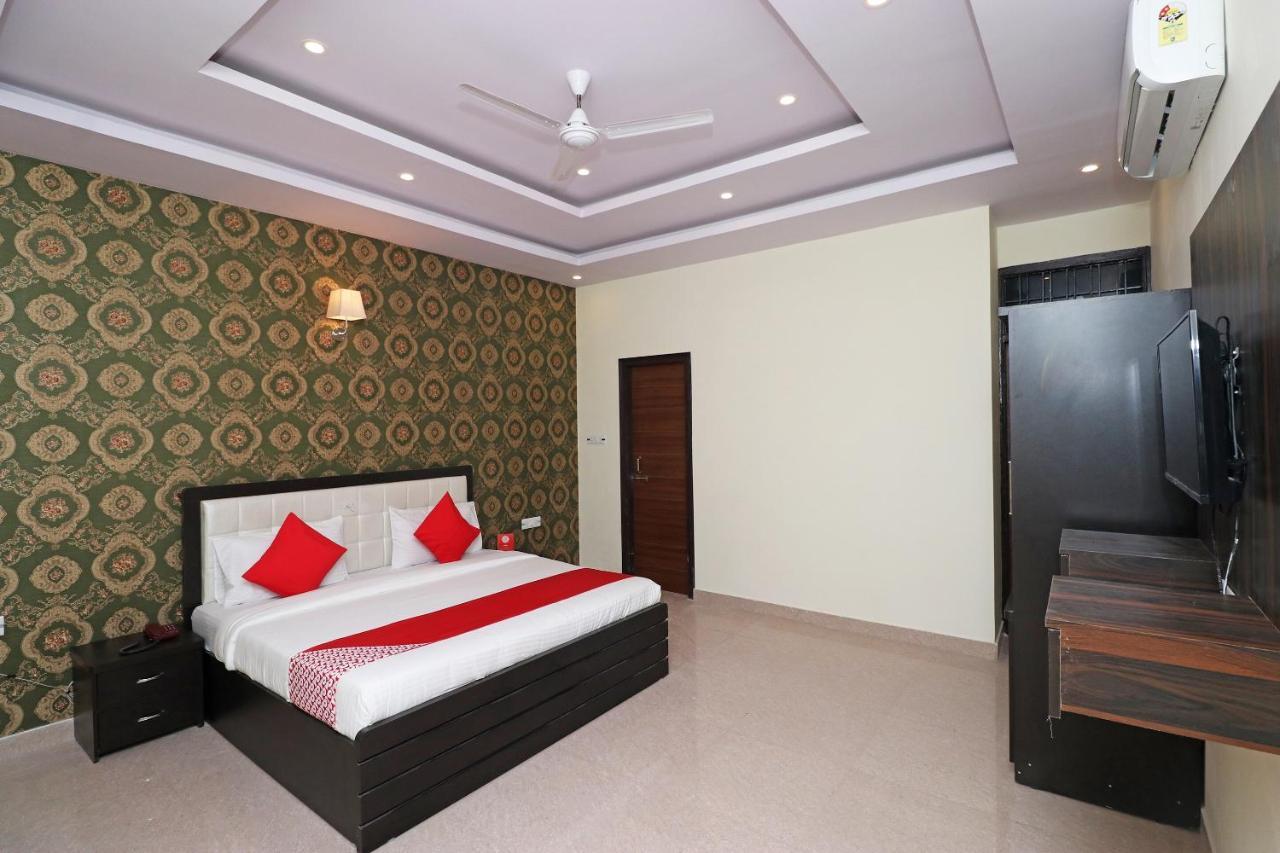Capital O Hotel Royal Inn Near Gomti Riverfront Park Lakhnau Kültér fotó