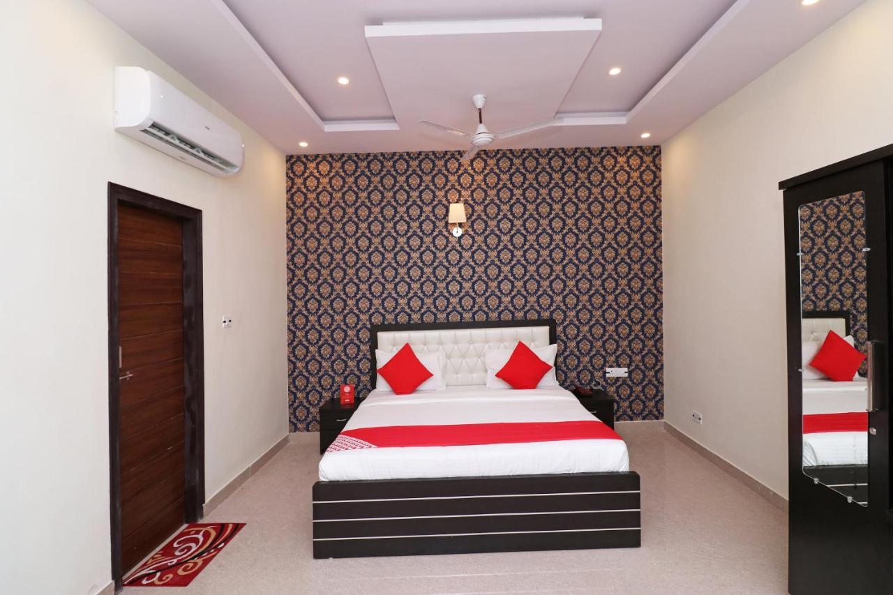 Capital O Hotel Royal Inn Near Gomti Riverfront Park Lakhnau Kültér fotó