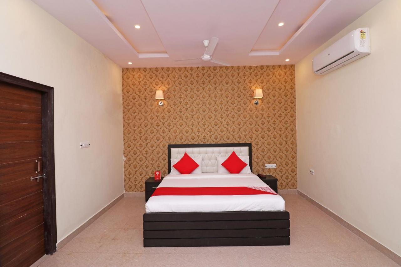 Capital O Hotel Royal Inn Near Gomti Riverfront Park Lakhnau Kültér fotó