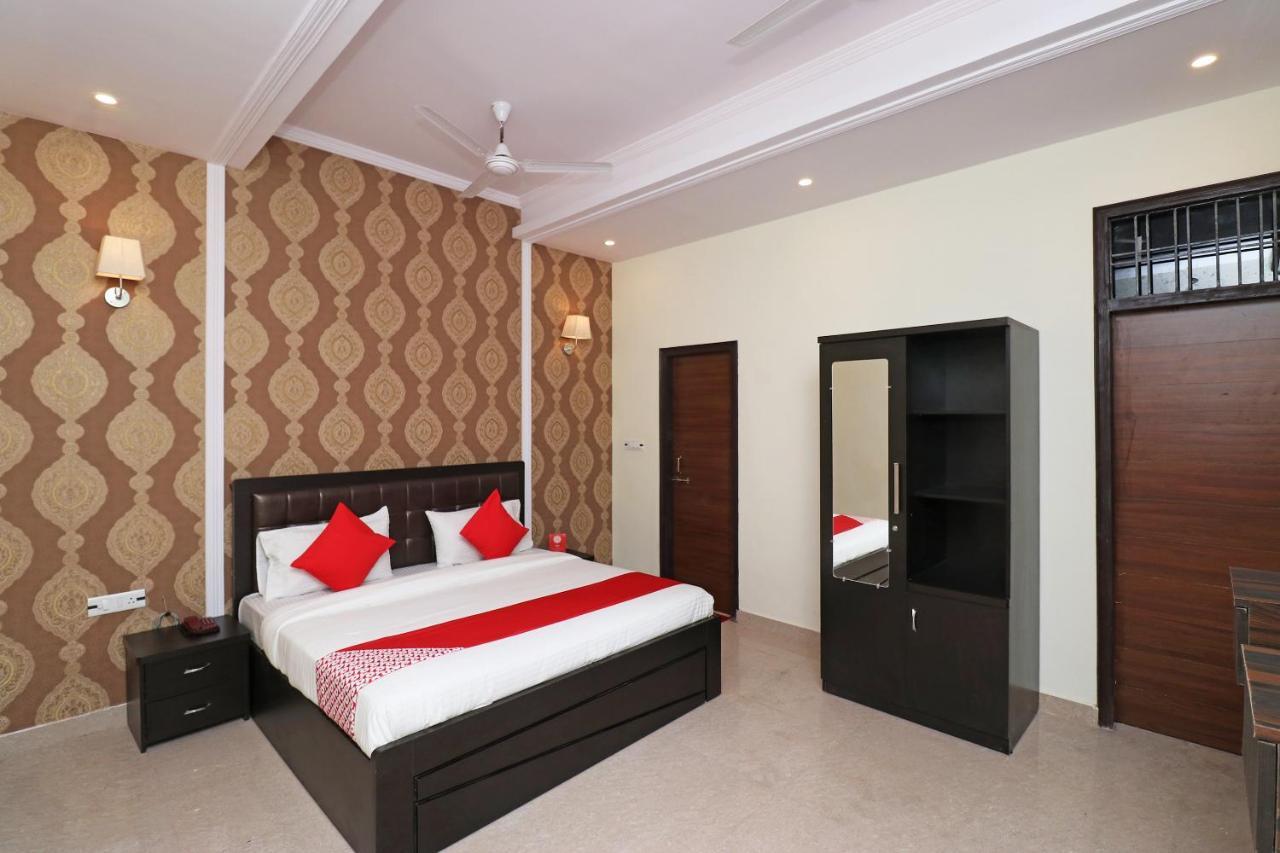 Capital O Hotel Royal Inn Near Gomti Riverfront Park Lakhnau Kültér fotó