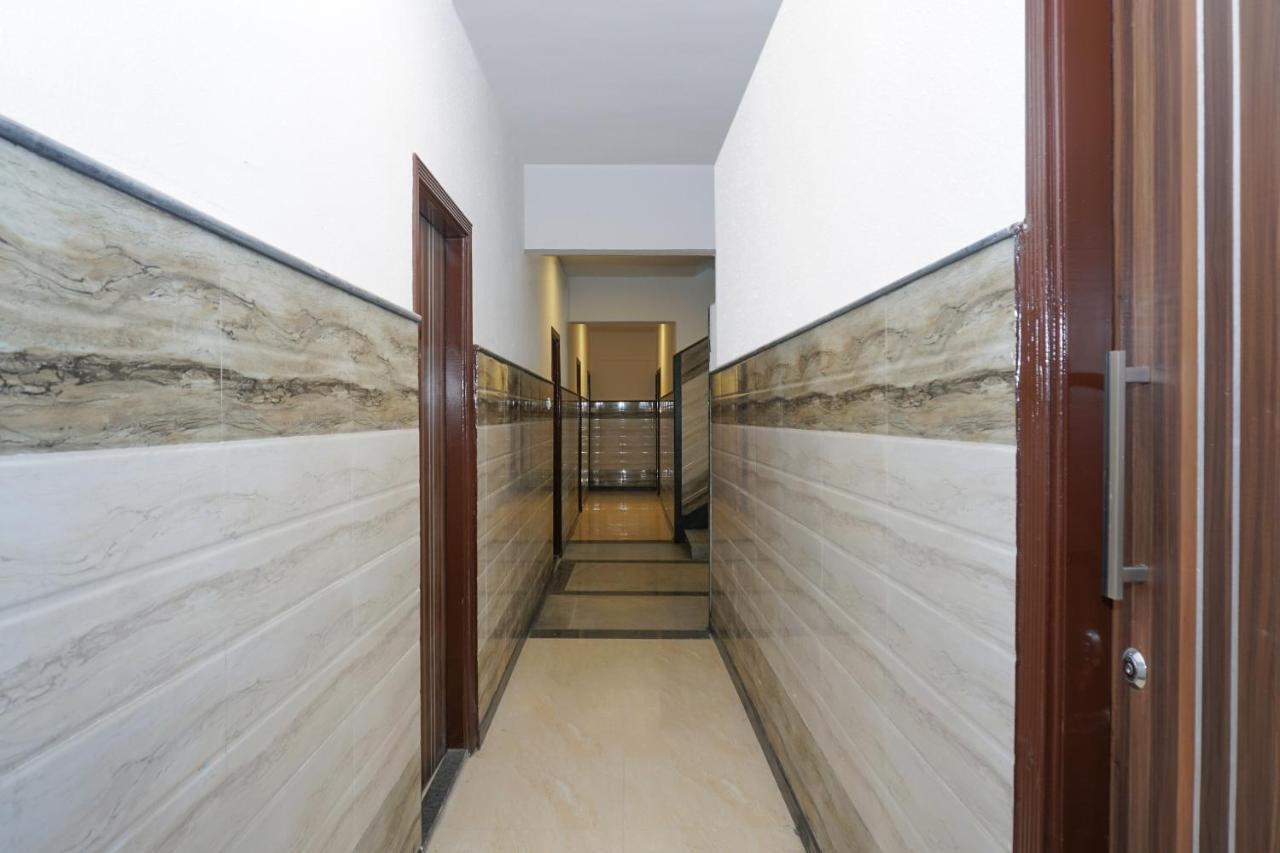 Capital O Hotel Royal Inn Near Gomti Riverfront Park Lakhnau Kültér fotó